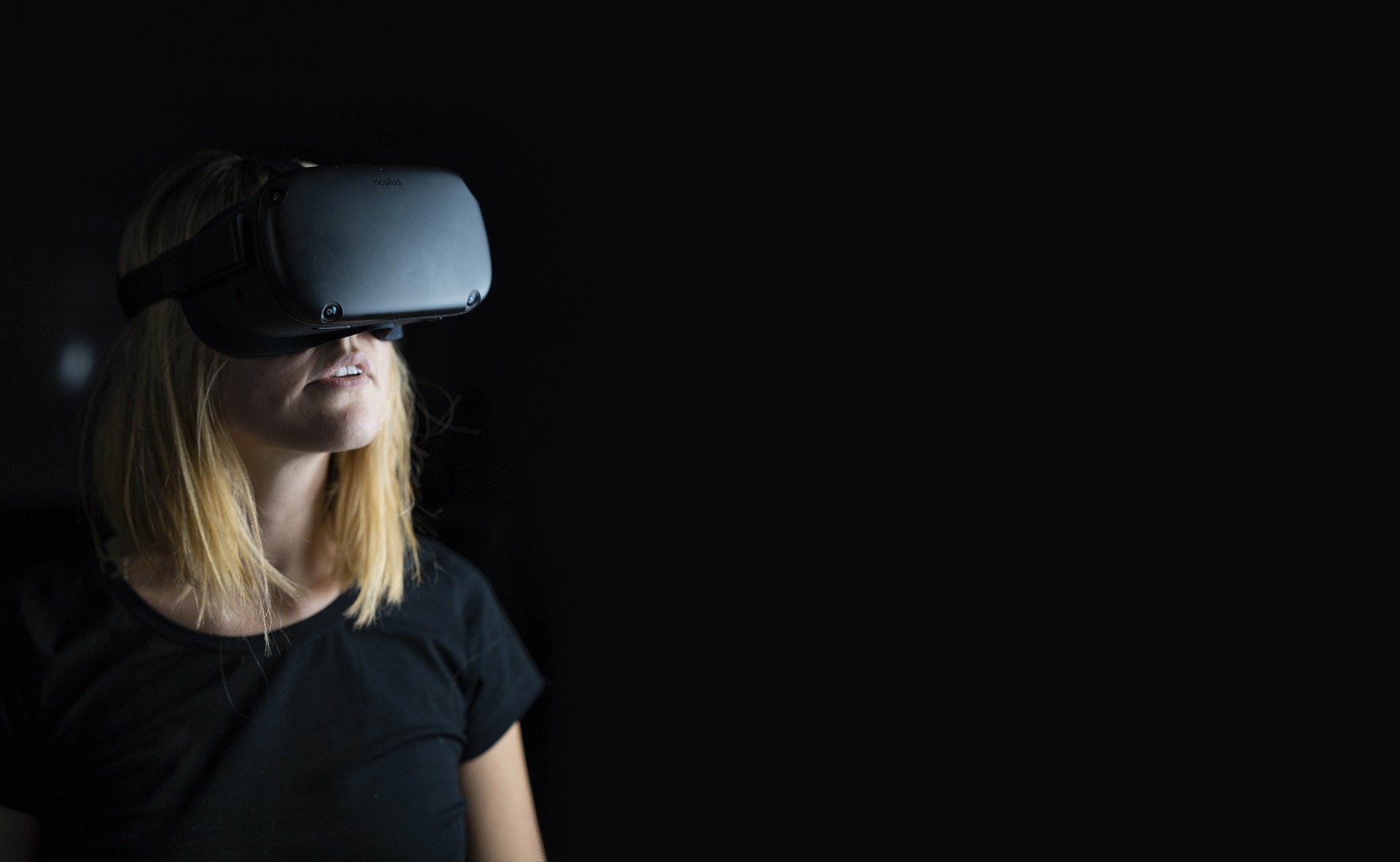 femme avec casque oculus quest