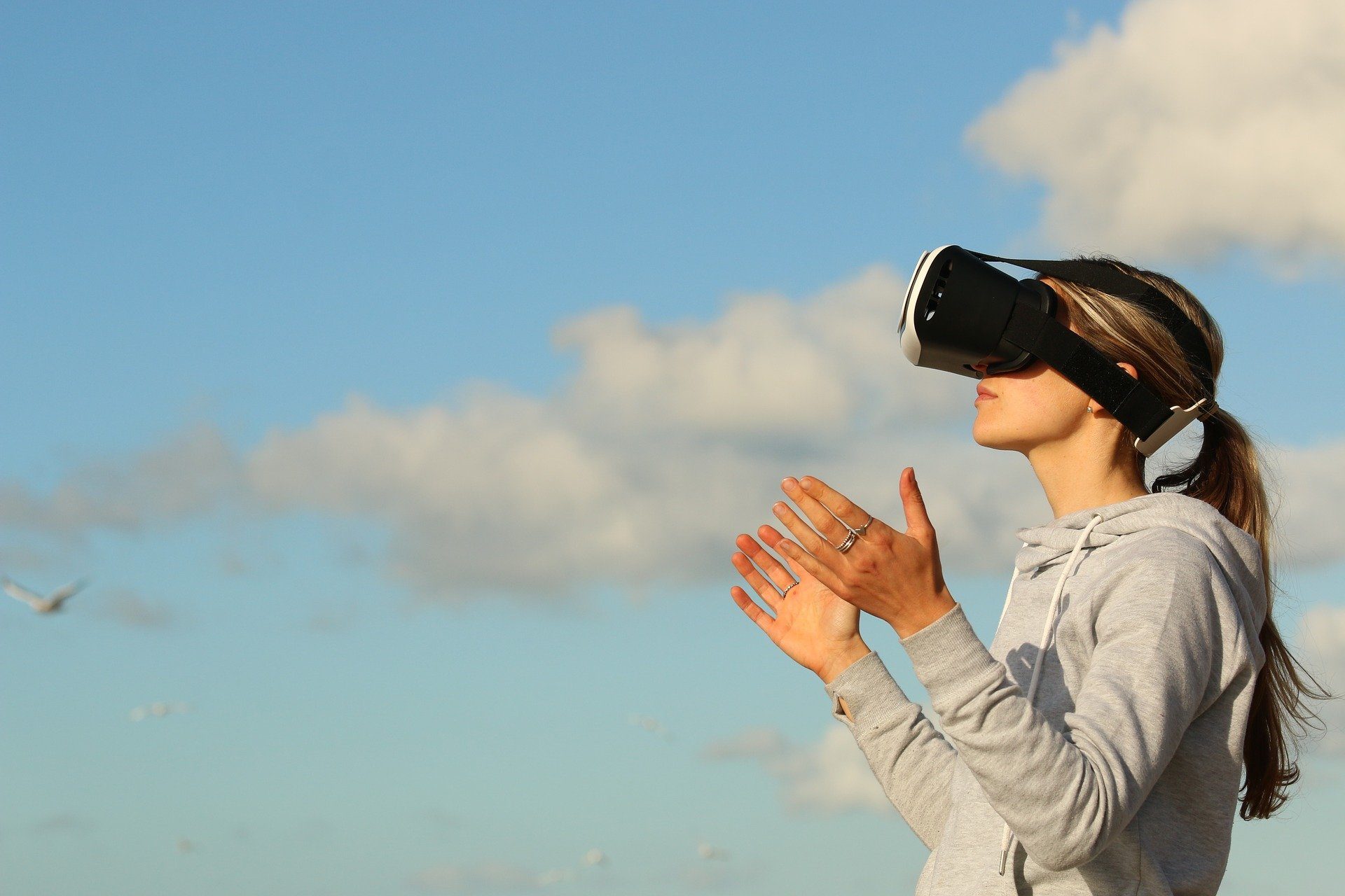 Femme avec casque VR