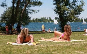 deux jeunes personnes qui bronzent sur la plage de Bordeaux entre adolescents